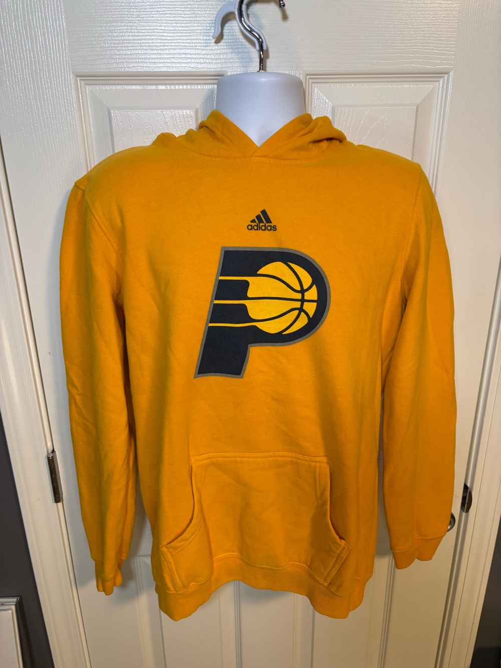 Adidas Indiana Pacers hoodie with black and yellow basketball logo-size XL
Appr